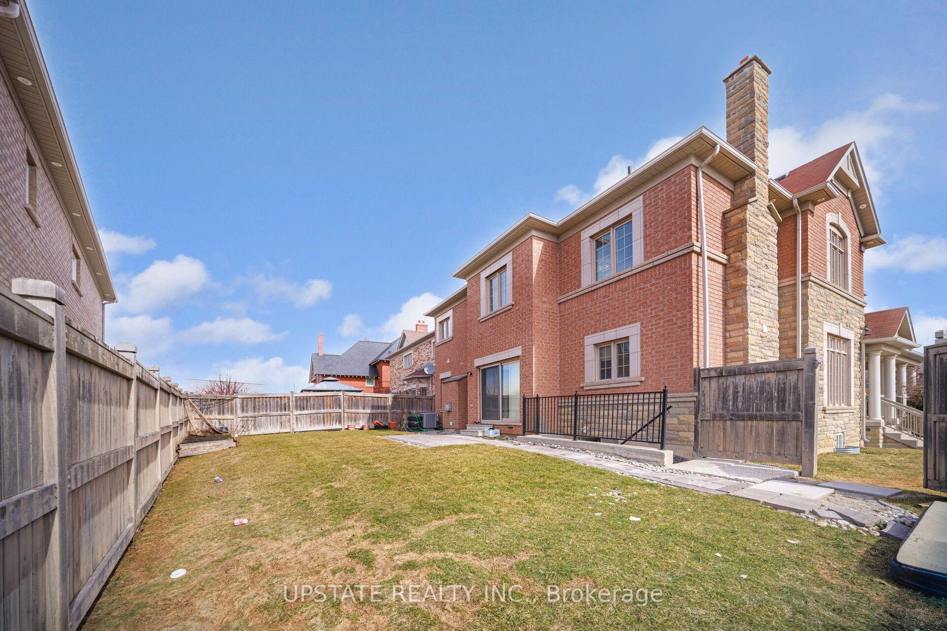 Photo 37 of 2 Beachville Circle, Brampton, Credit Valley — HOMEH