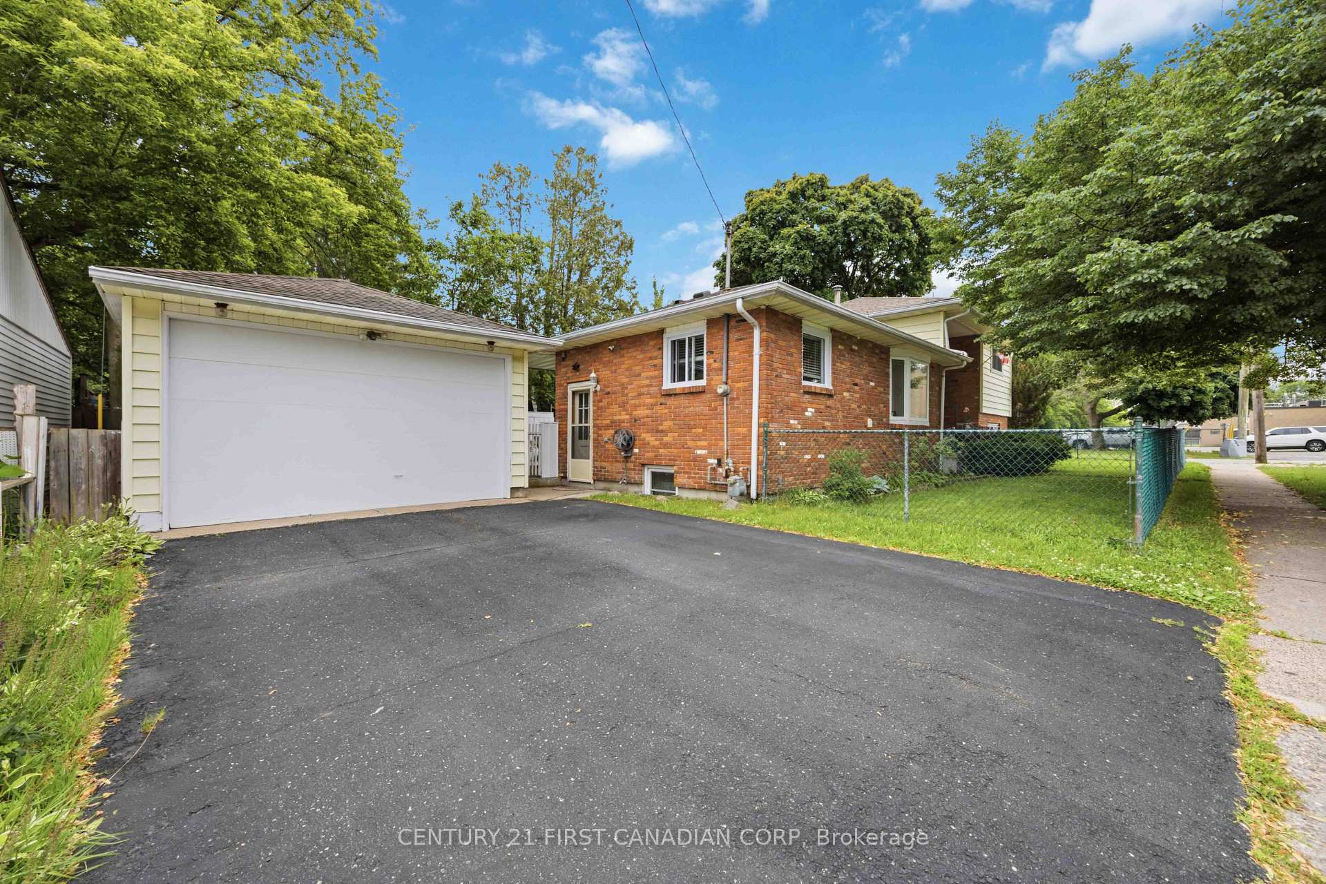 Photo 4 of 184 Durand Street, Sarnia — HOMEH