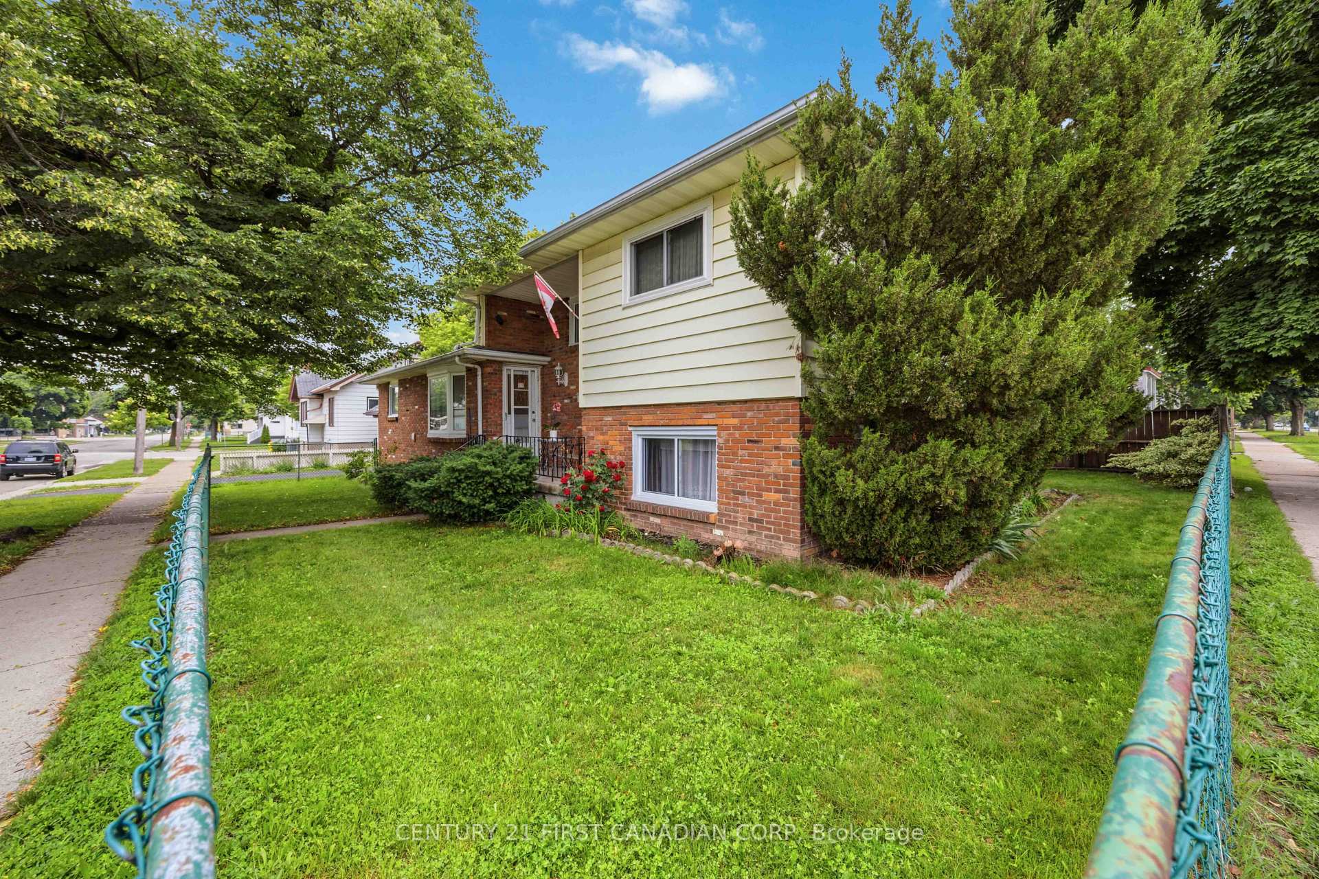Photo 5 of 184 Durand Street, Sarnia — HOMEH