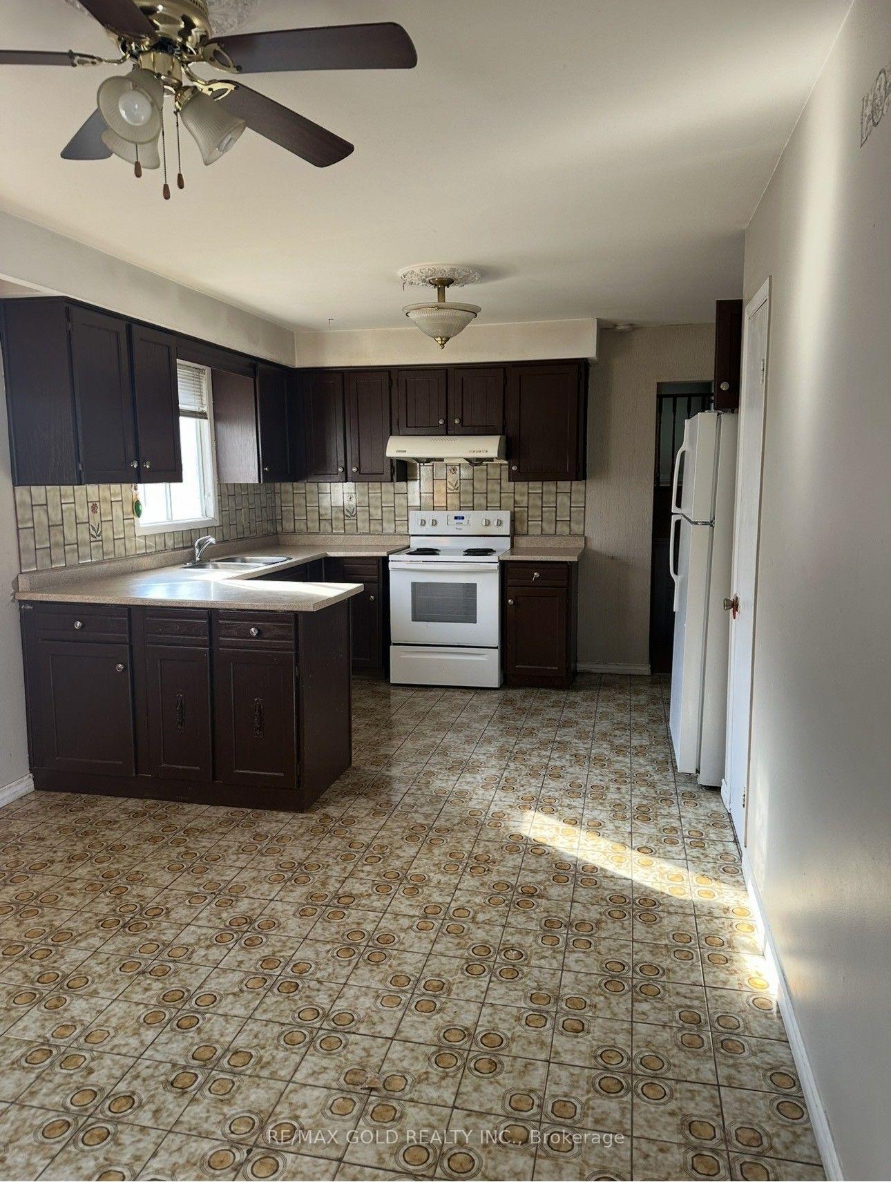 Photo 2 of 7463 Sigsbee Drive, Mississauga, Malton — HOMEH