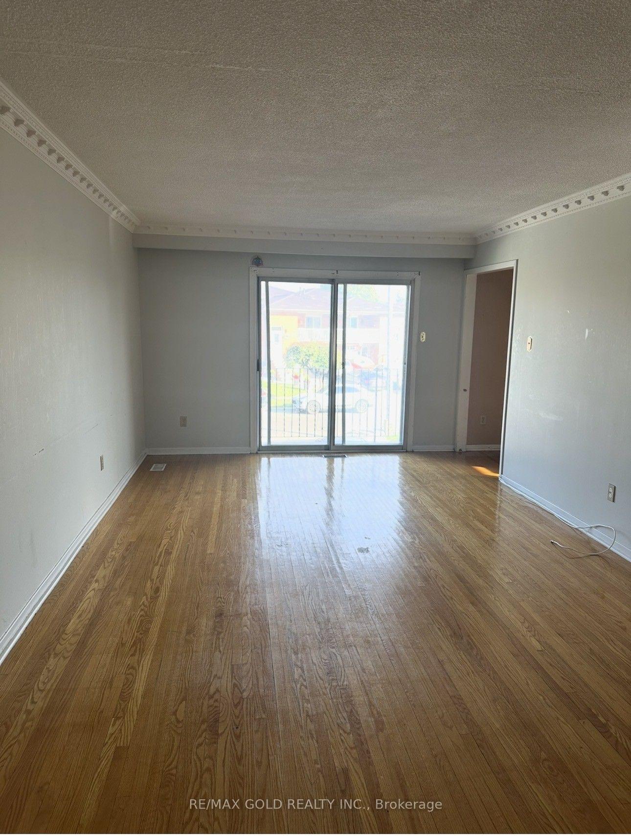 Photo 3 of 7463 Sigsbee Drive, Mississauga, Malton — HOMEH