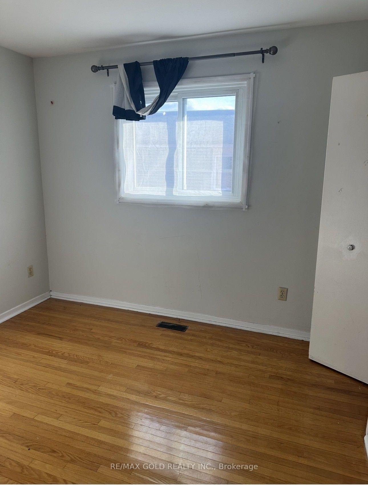 Photo 4 of 7463 Sigsbee Drive, Mississauga, Malton — HOMEH