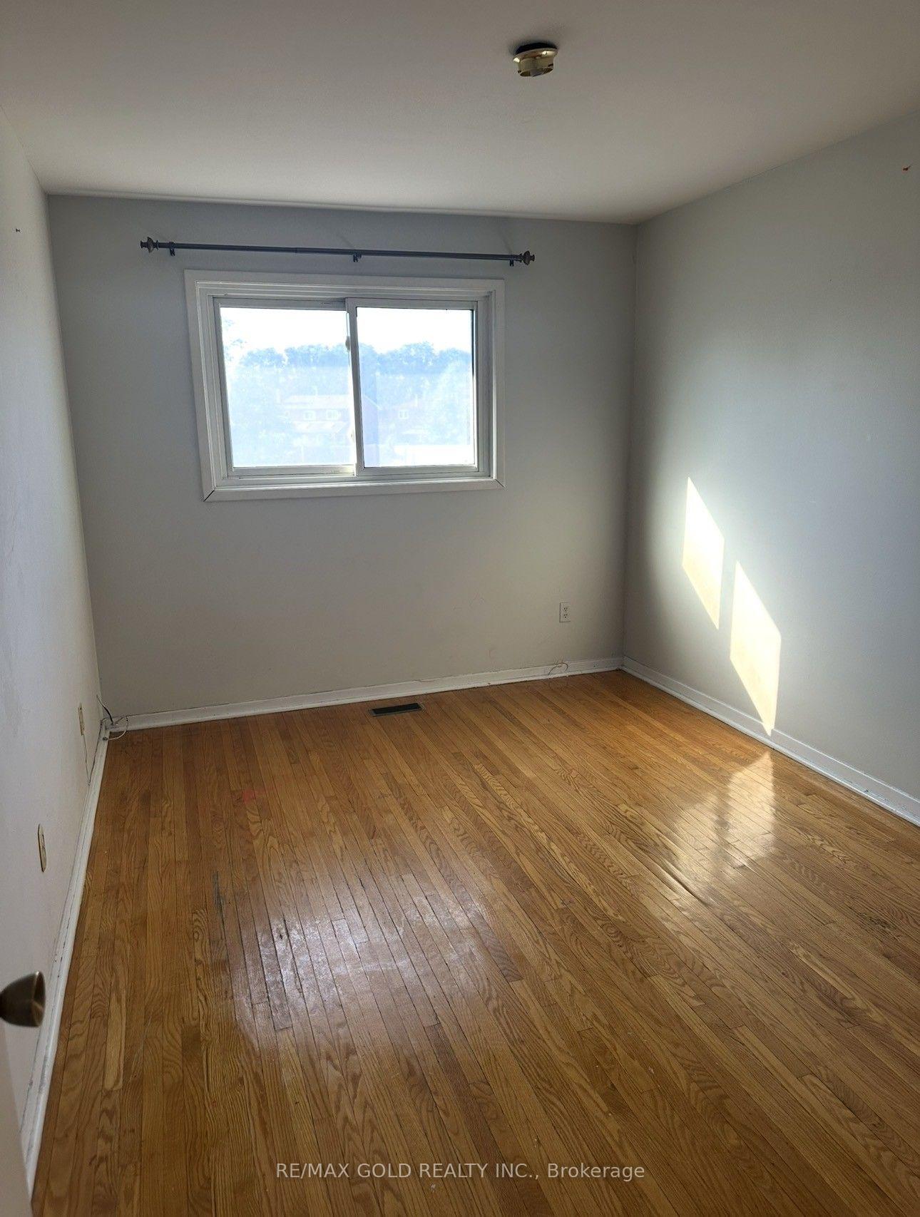 Photo 6 of 7463 Sigsbee Drive, Mississauga, Malton — HOMEH