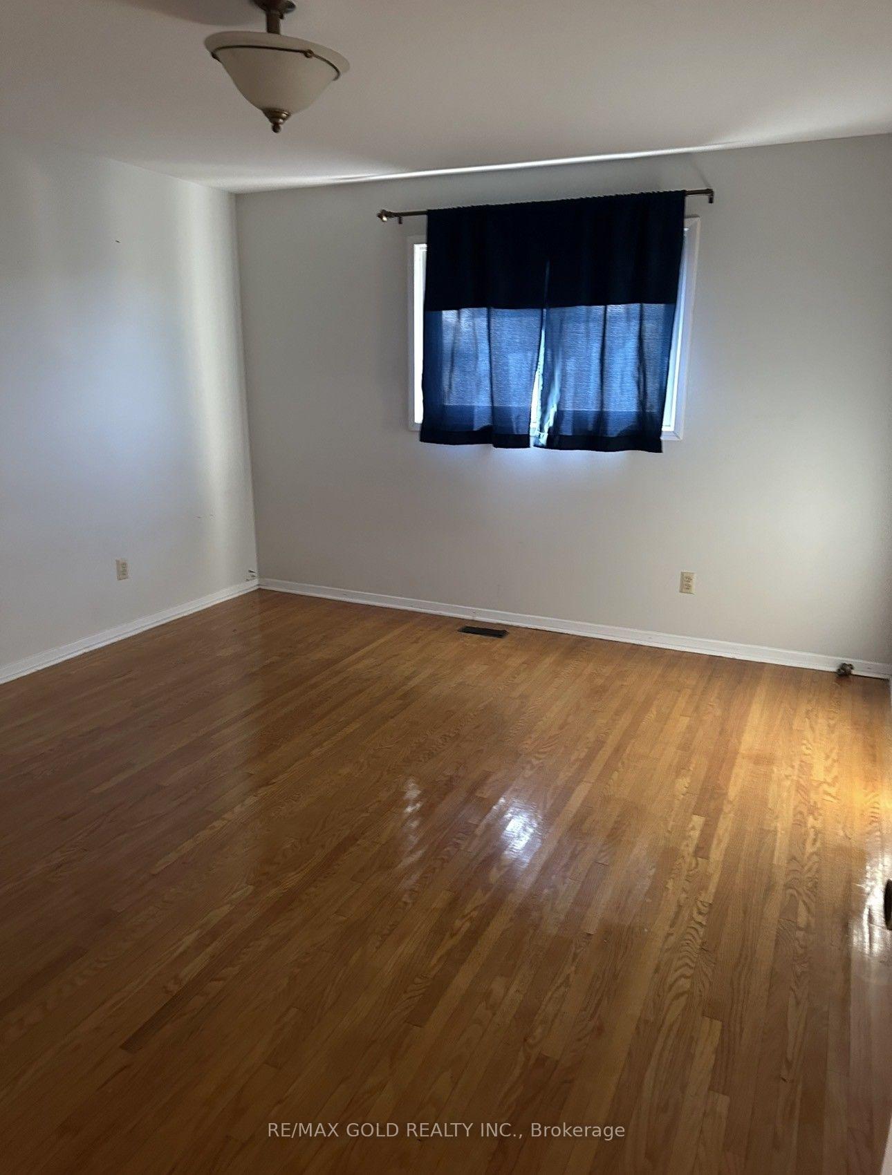 Photo 8 of 7463 Sigsbee Drive, Mississauga, Malton — HOMEH