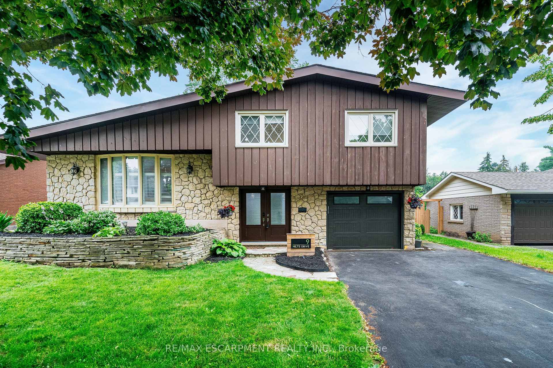 Photo 1 of 9 Hilts Drive, Hamilton, Stoney Creek — HOMEH