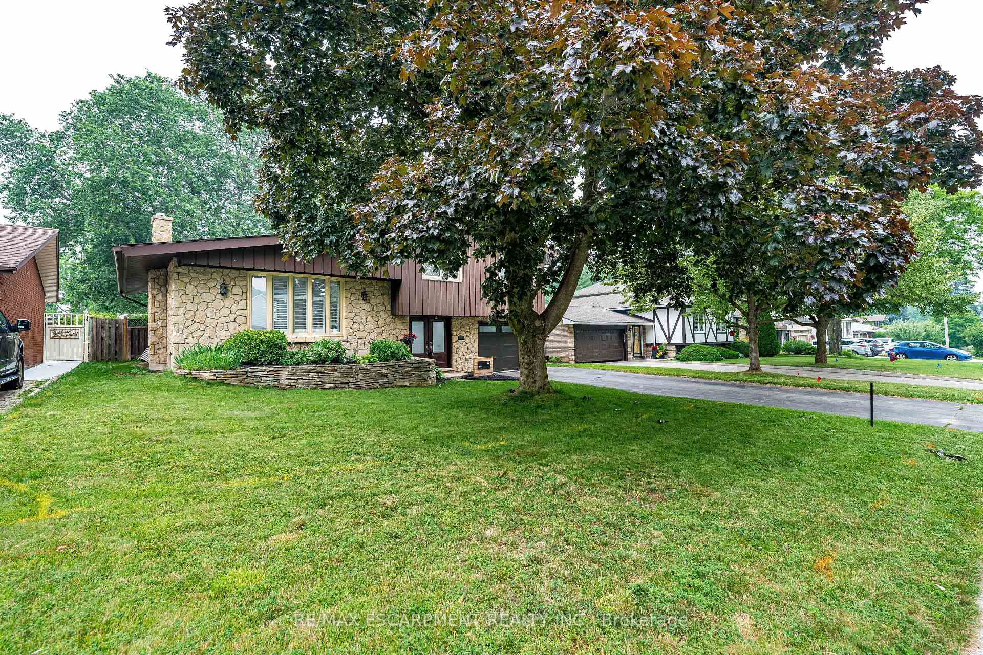 Photo 2 of 9 Hilts Drive, Hamilton, Stoney Creek — HOMEH