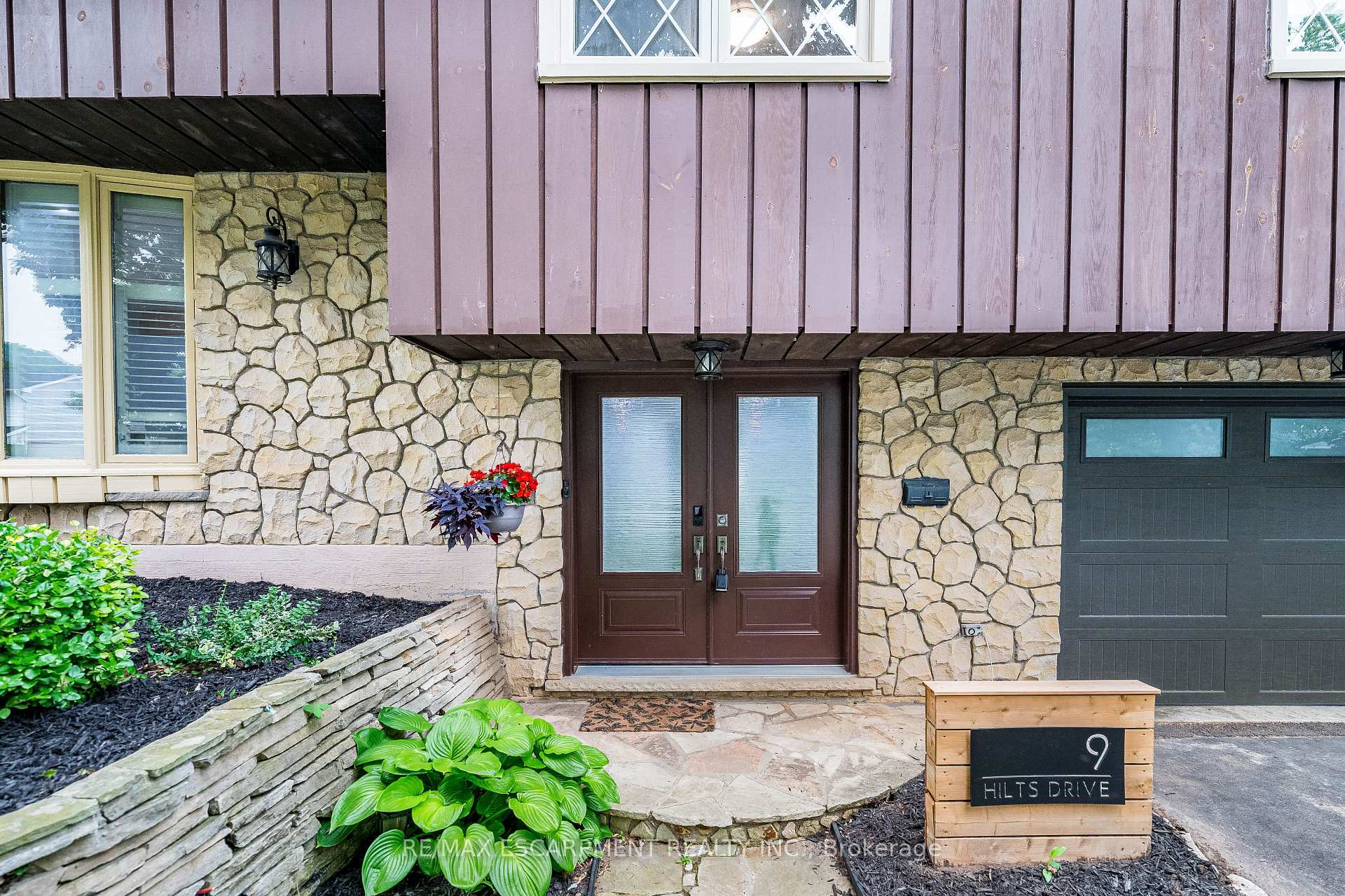 Photo 3 of 9 Hilts Drive, Hamilton, Stoney Creek — HOMEH