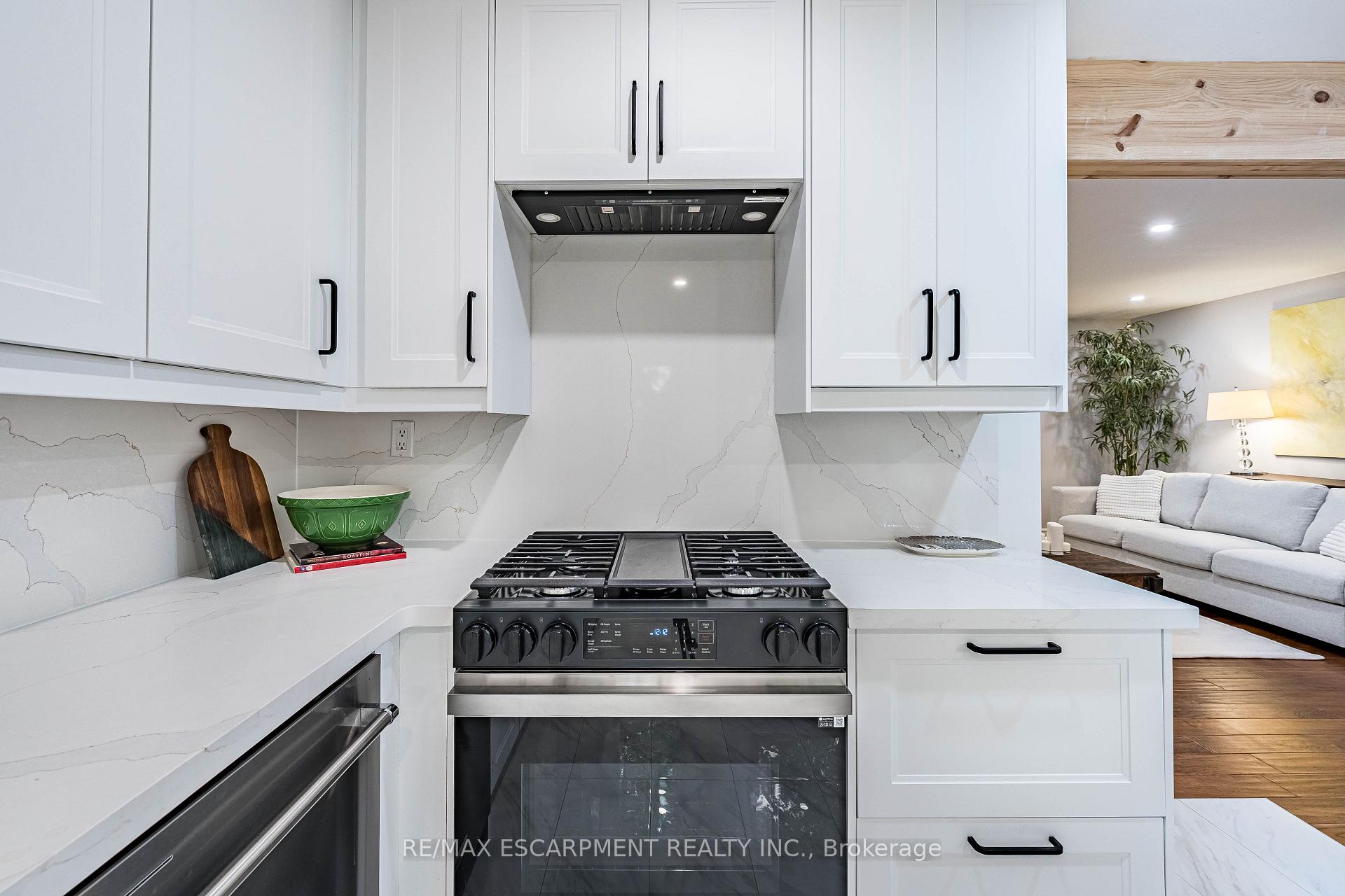 Photo 18 of 9 Hilts Drive, Hamilton, Stoney Creek — HOMEH