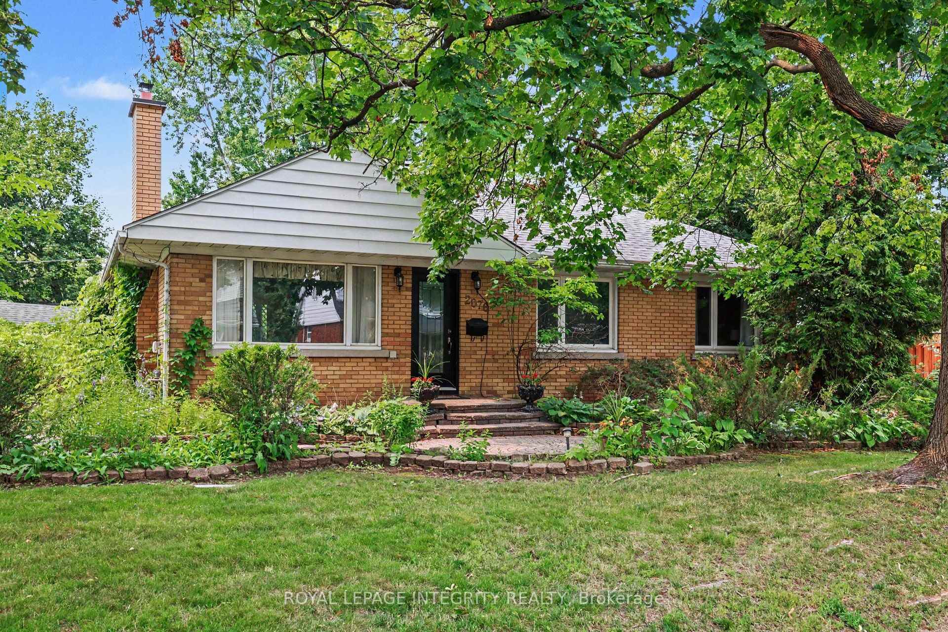 Photo 2 of 2076 Niagara Drive, Ottawa, Applewood Acres — HOMEH