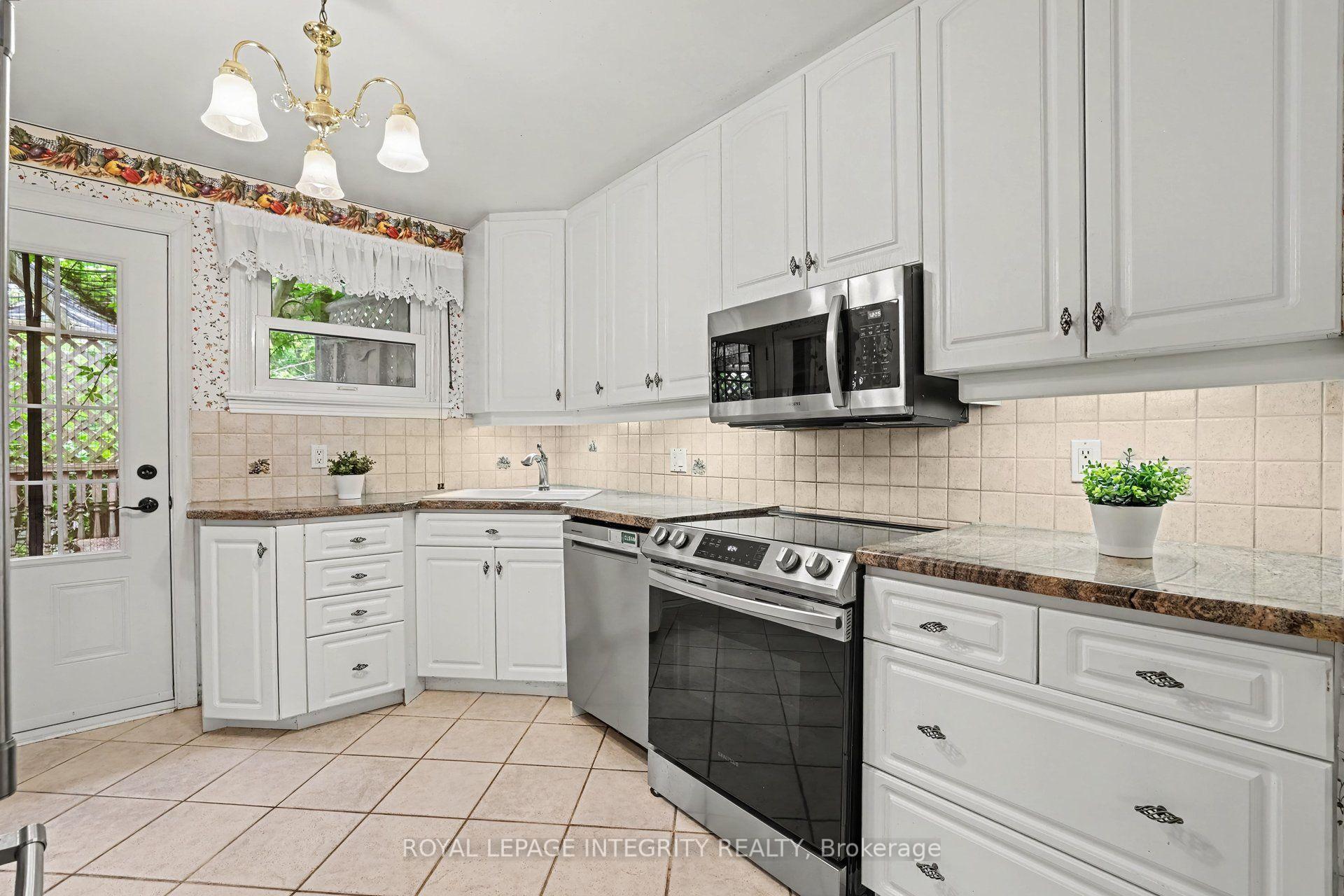 Photo 16 of 2076 Niagara Drive, Ottawa, Applewood Acres — HOMEH