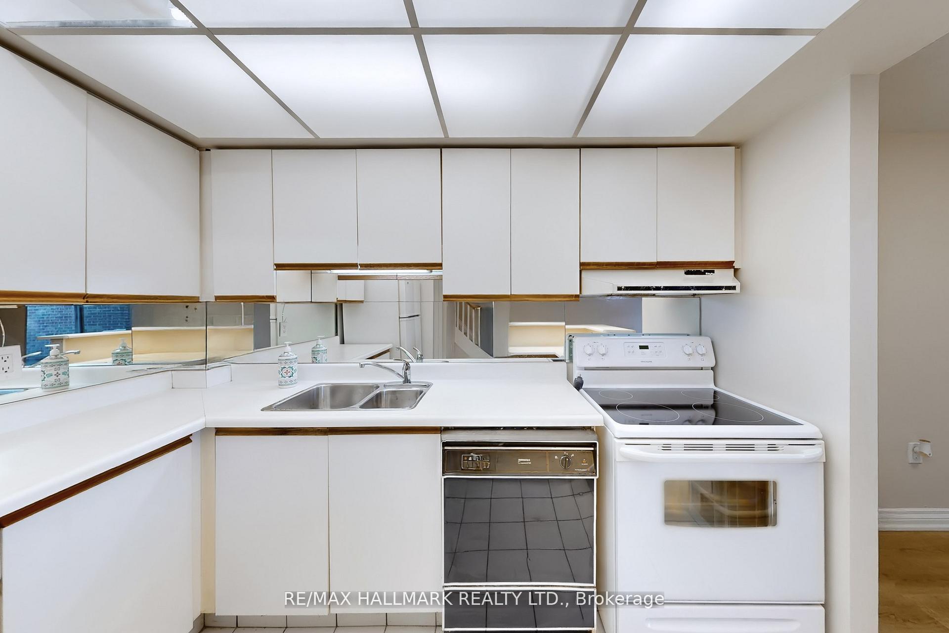 Photo 5 of Unit 316, 16 Elgin Street, Markham, Thornhill — HOMEH