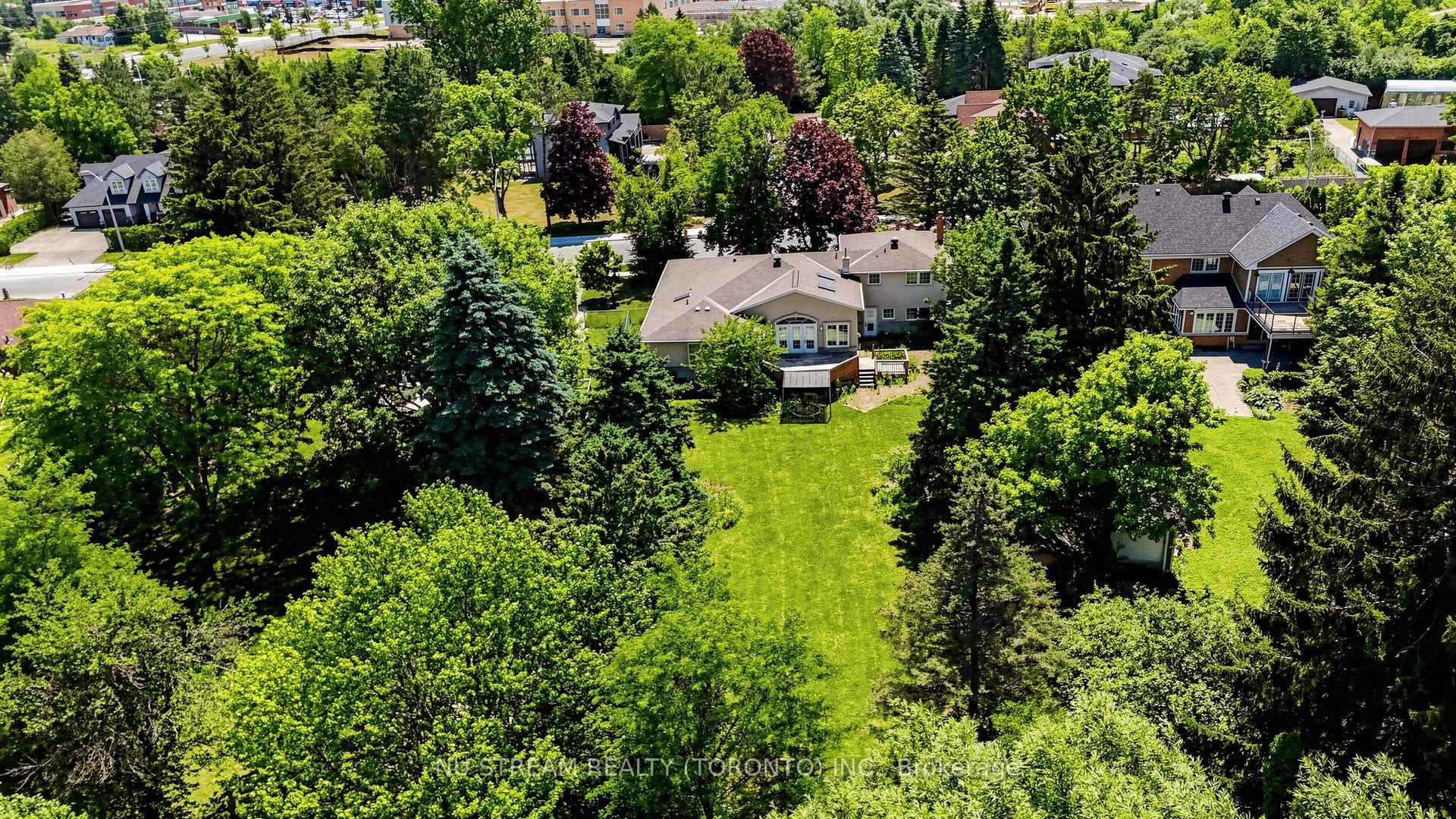 Photo 2 of 20 Blackforest Drive, Richmond Hill, Oak Ridges — HOMEH