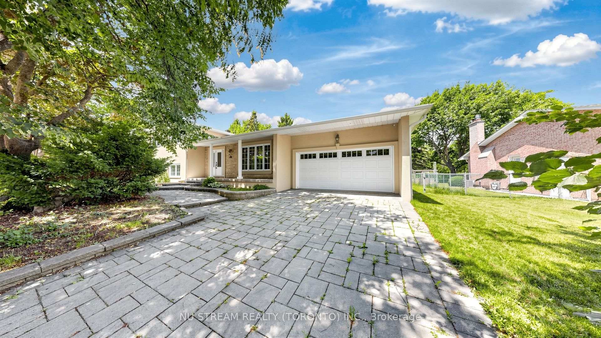 Photo 3 of 20 Blackforest Drive, Richmond Hill, Oak Ridges — HOMEH
