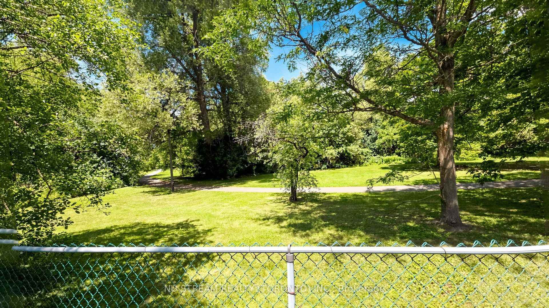 Photo 30 of 20 Blackforest Drive, Richmond Hill, Oak Ridges — HOMEH