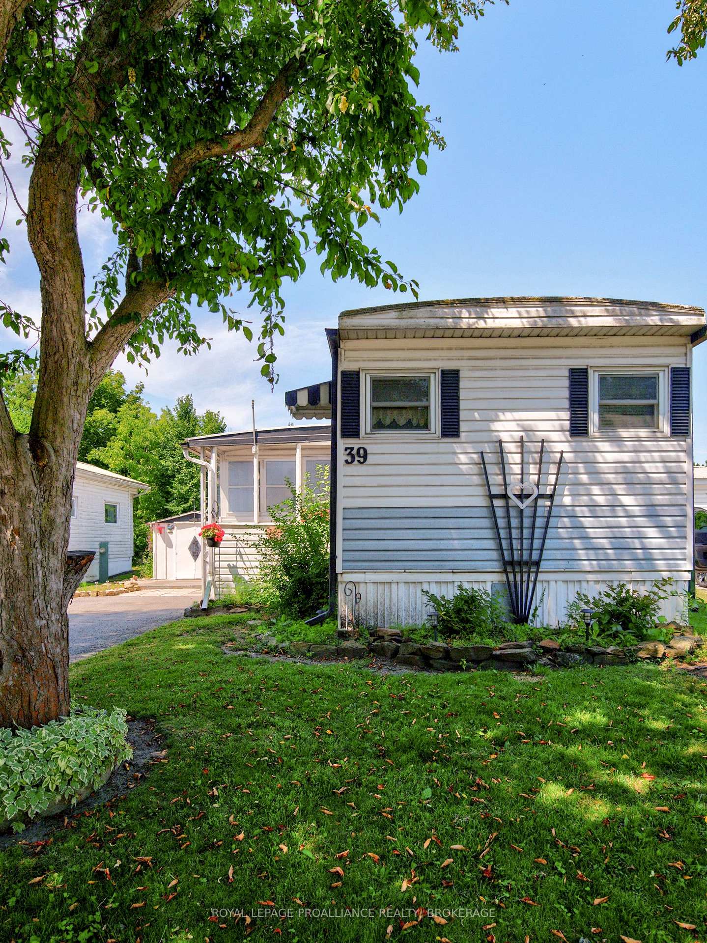 Photo 3 of 39 Worthington Way, Kingston, Rideau — HOMEH
