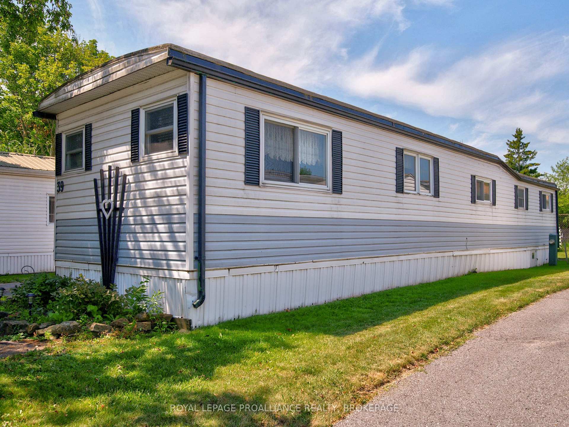 Photo 4 of 39 Worthington Way, Kingston, Rideau — HOMEH