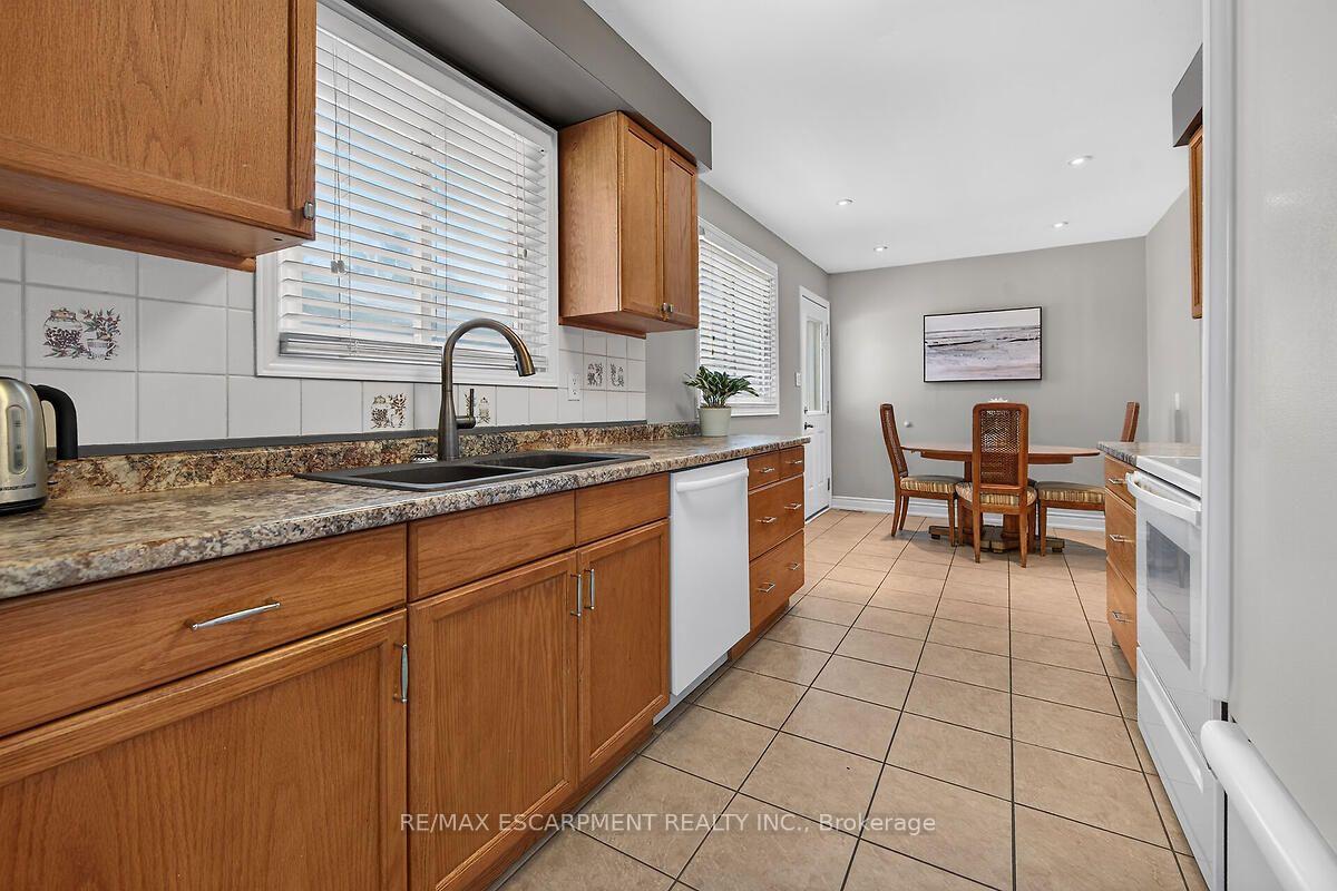 Photo 4 of 166 Athenia Drive, Hamilton, Stoney Creek — HOMEH