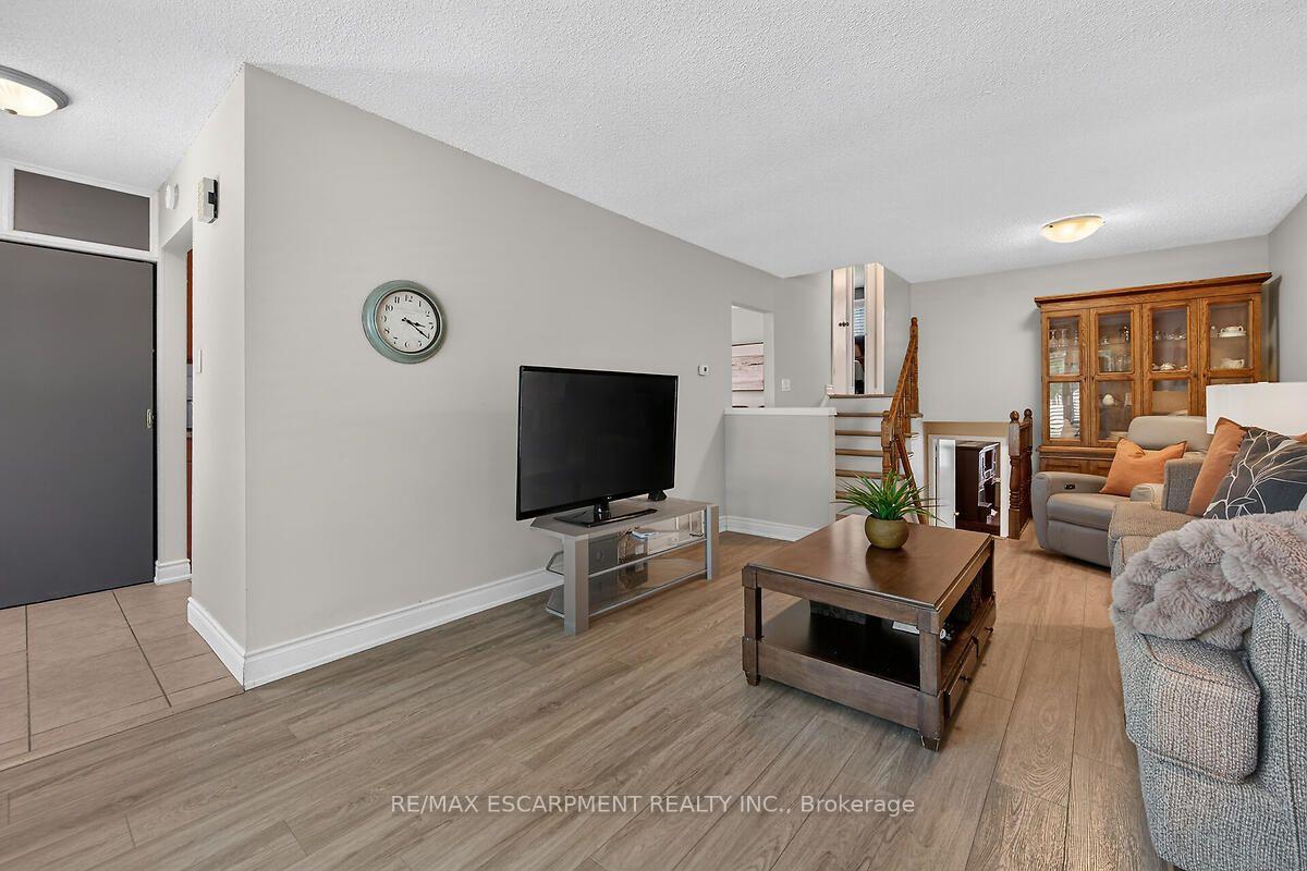 Photo 11 of 166 Athenia Drive, Hamilton, Stoney Creek — HOMEH