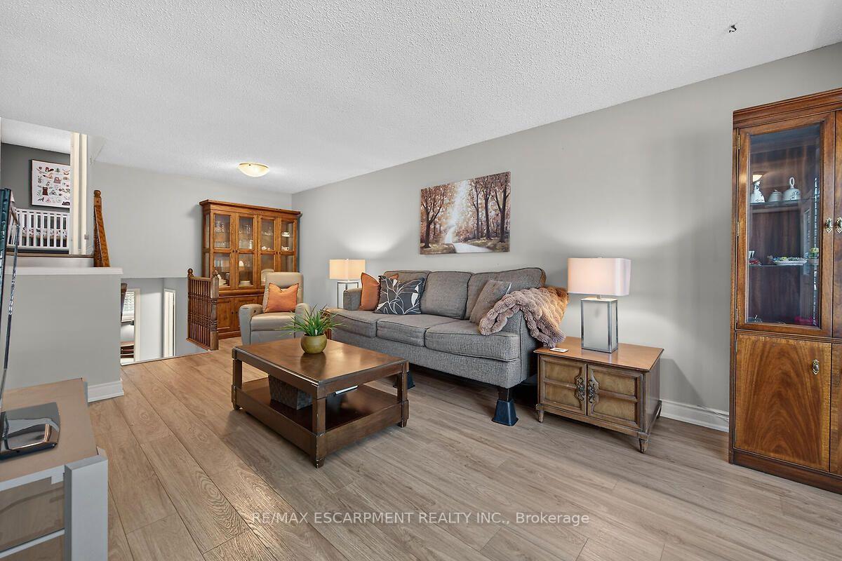 Photo 12 of 166 Athenia Drive, Hamilton, Stoney Creek — HOMEH