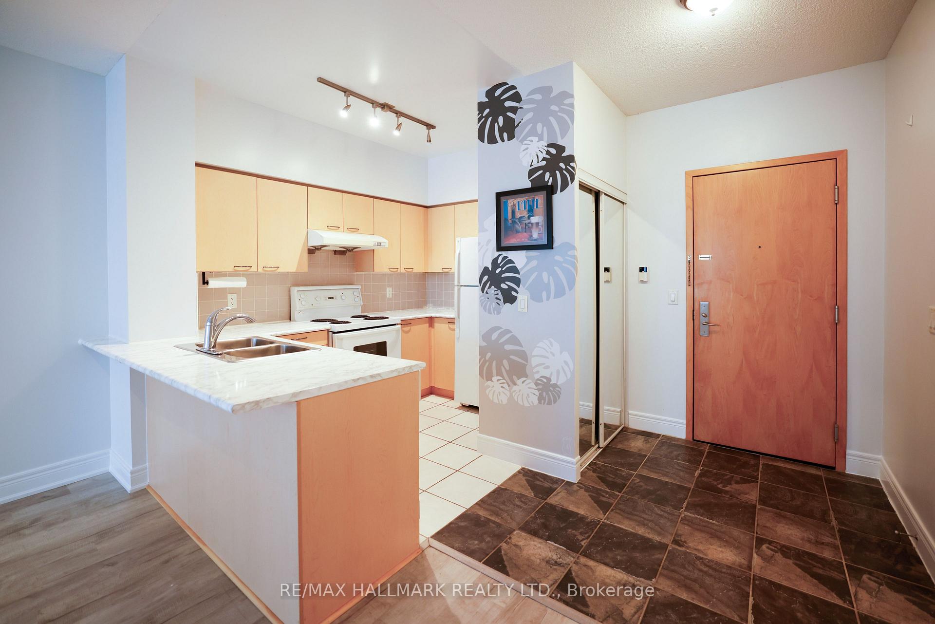 Photo 2 of Unit 112, 62 Suncrest Boulevard, Markham, Commerce Valley — HOMEH