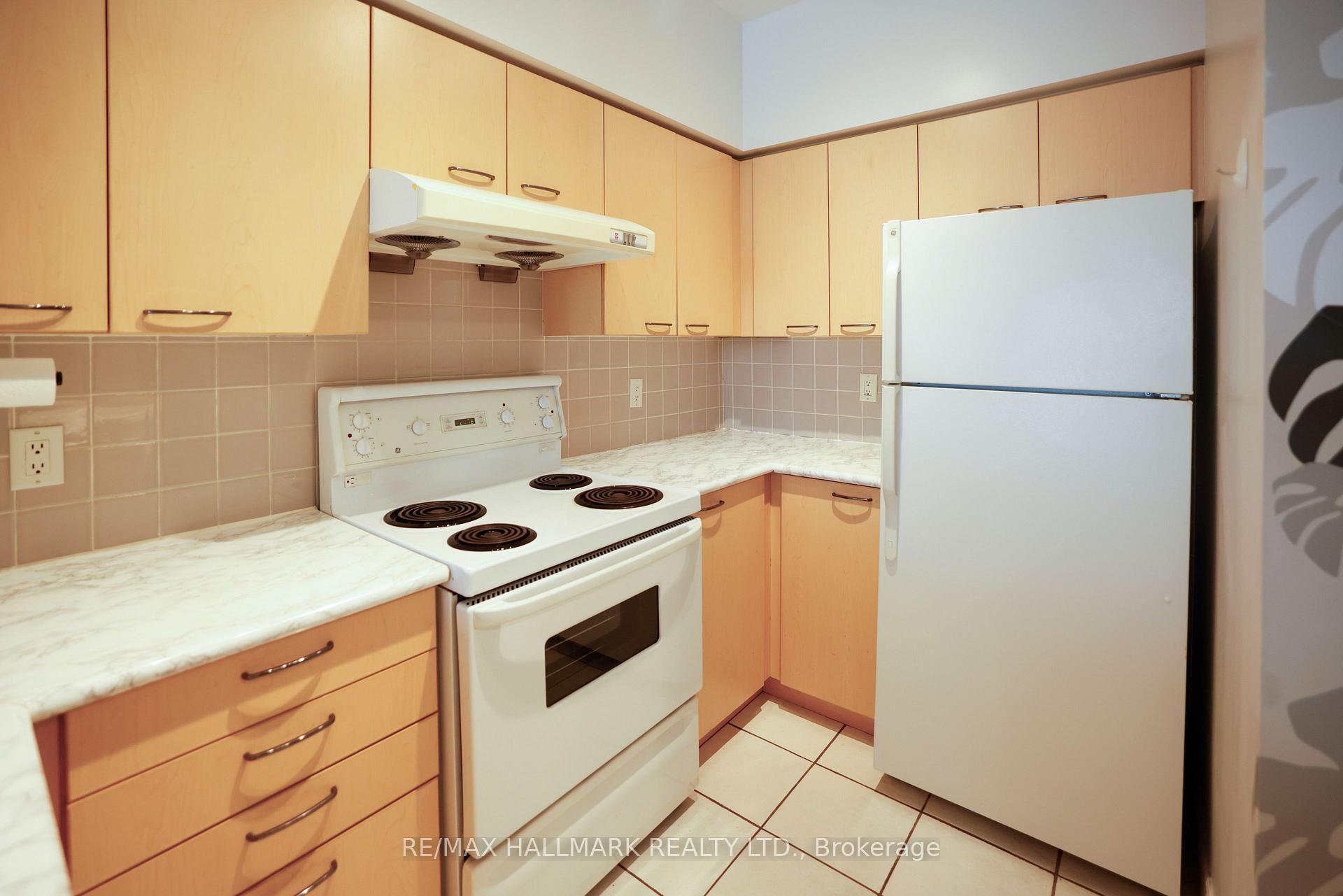 Photo 3 of Unit 112, 62 Suncrest Boulevard, Markham, Commerce Valley — HOMEH