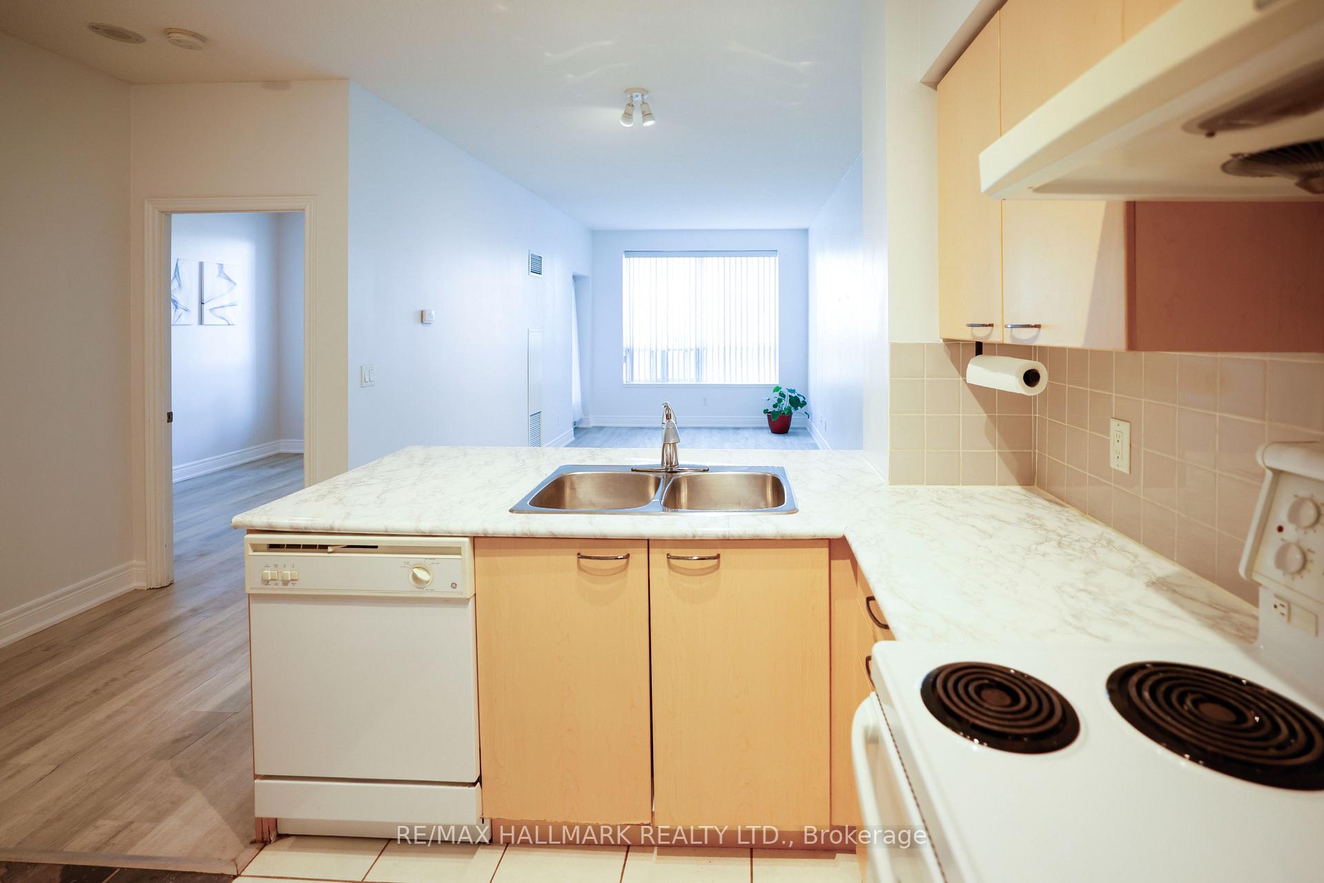 Photo 4 of Unit 112, 62 Suncrest Boulevard, Markham, Commerce Valley — HOMEH