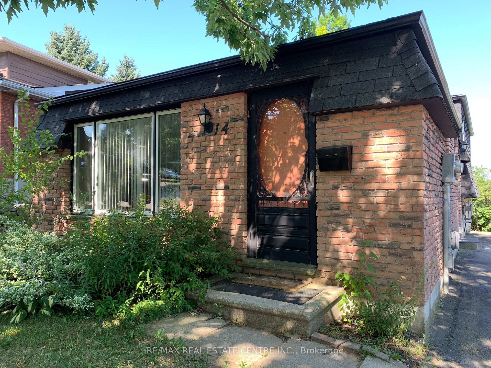 Front of 14 Sandsprings Crescent