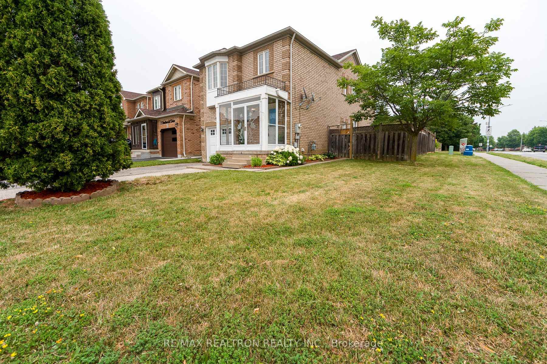 Photo 3 of 1 Heathwood Drive, Brampton, Fletcher's Meadow — HOMEH