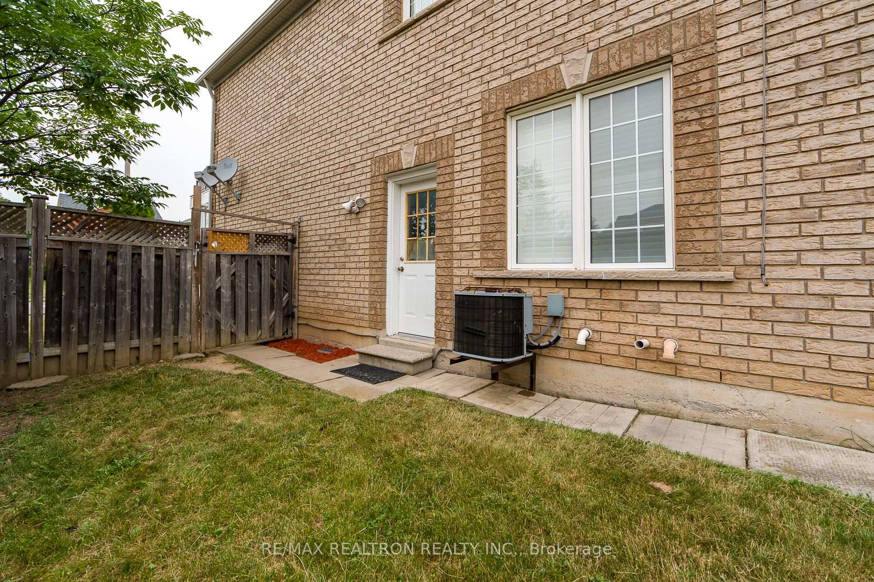 Photo 4 of 1 Heathwood Drive, Brampton, Fletcher's Meadow — HOMEH