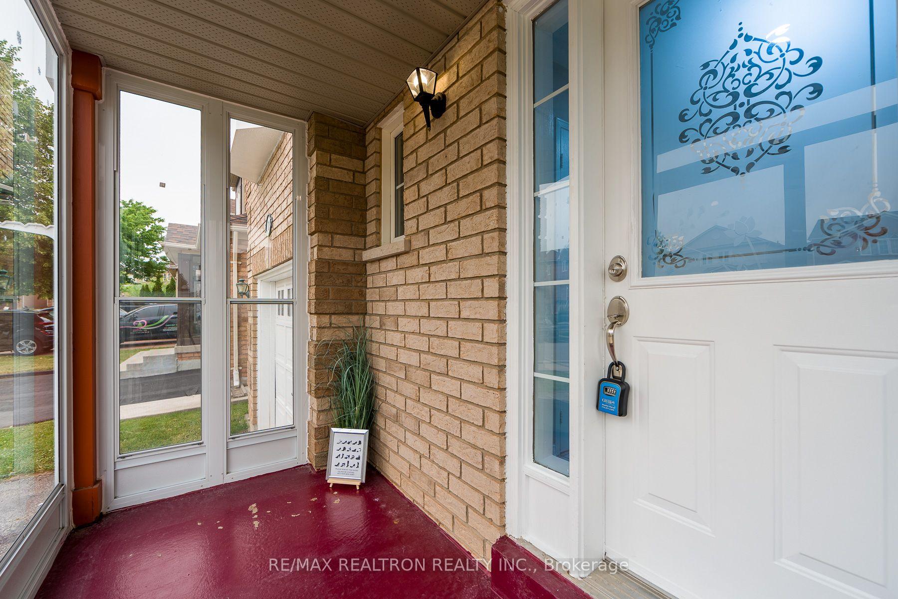 Photo 8 of 1 Heathwood Drive, Brampton, Fletcher's Meadow — HOMEH