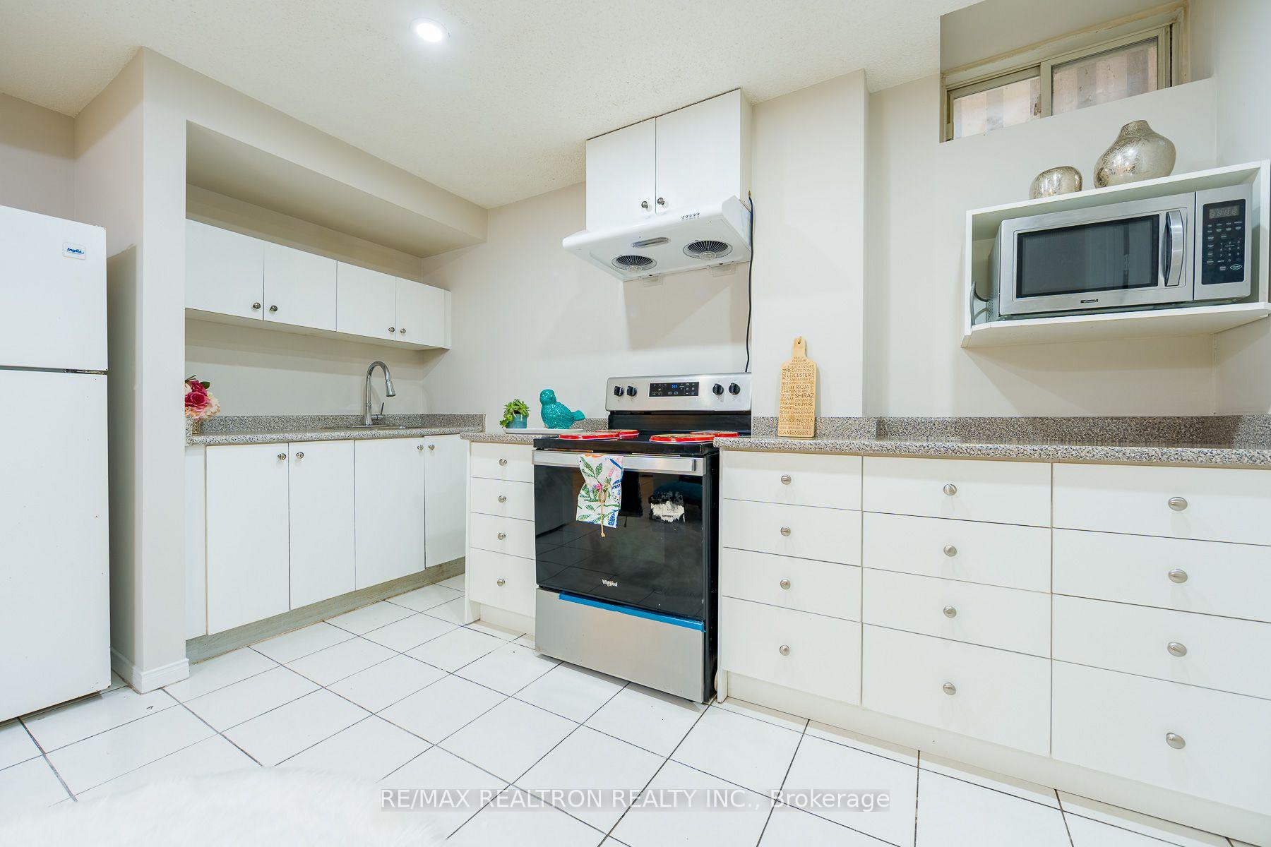 Photo 17 of 1 Heathwood Drive, Brampton, Fletcher's Meadow — HOMEH