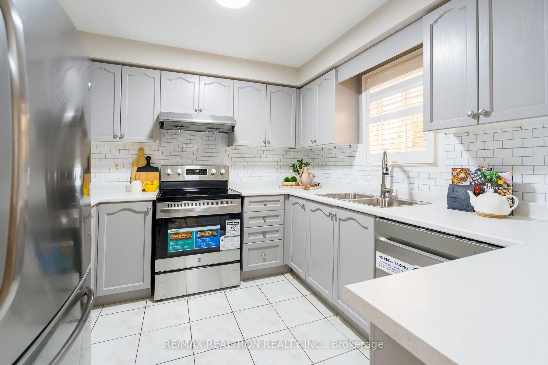 Photo 28 of 1 Heathwood Drive, Brampton, Fletcher's Meadow — HOMEH
