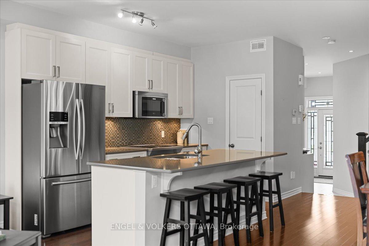 Photo 3 of 520 Rochefort Circle, Ottawa, Avalon West — HOMEH