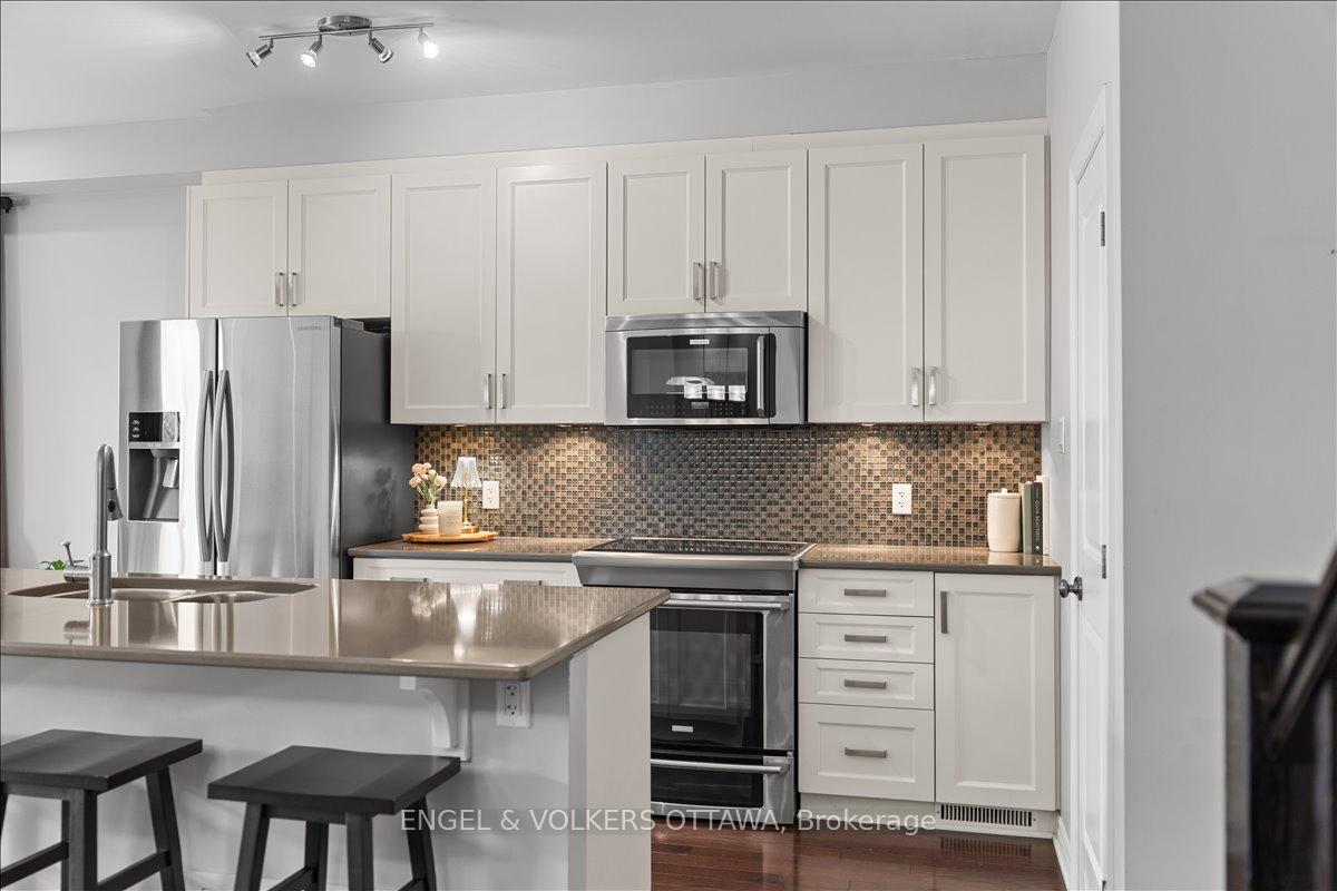 Photo 5 of 520 Rochefort Circle, Ottawa, Avalon West — HOMEH