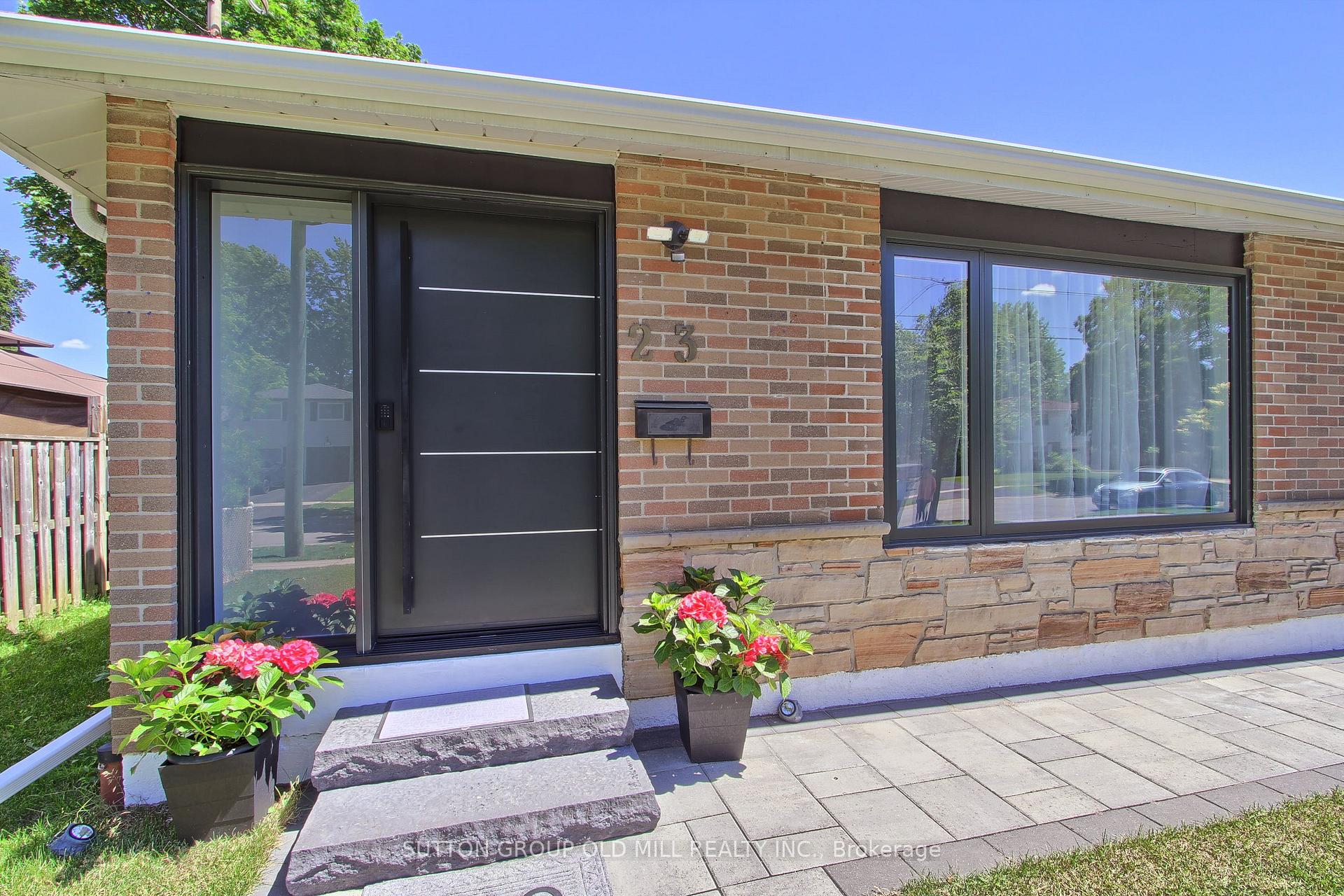Photo 2 of 23 Moore Park Crescent, Halton Hills, Georgetown — HOMEH