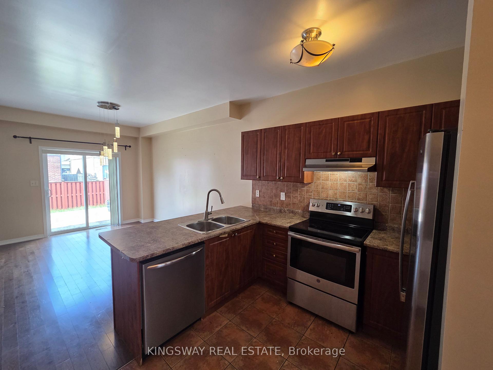 Photo 36 of 28 Tidemore Heights, Hamilton, Lakeshore — HOMEH