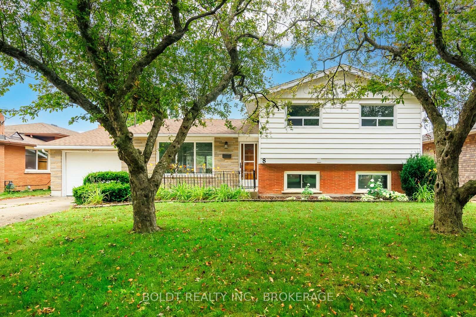 Photo 3 of 8 Pamela Drive, Thorold, Confederation Heights — HOMEH