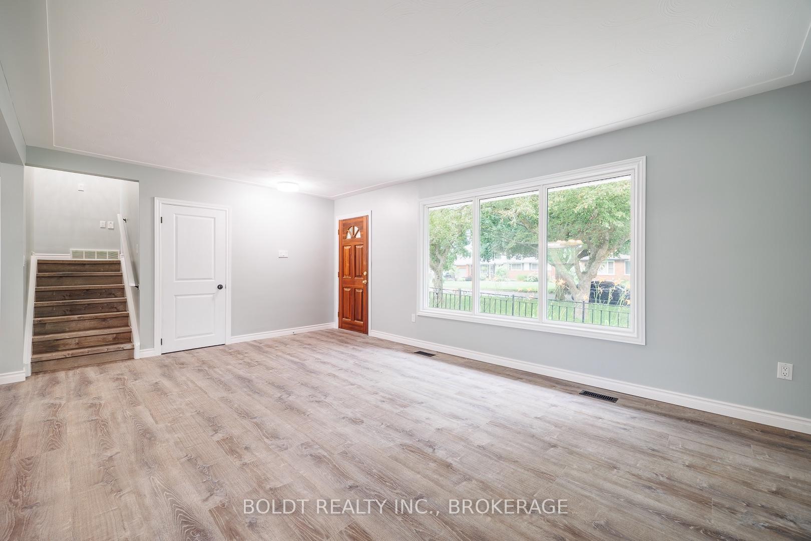 Photo 10 of 8 Pamela Drive, Thorold, Confederation Heights — HOMEH