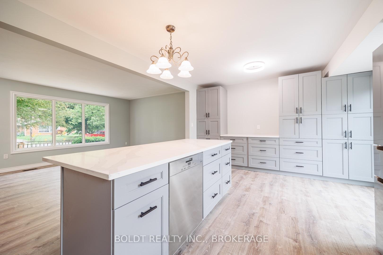 Photo 13 of 8 Pamela Drive, Thorold, Confederation Heights — HOMEH