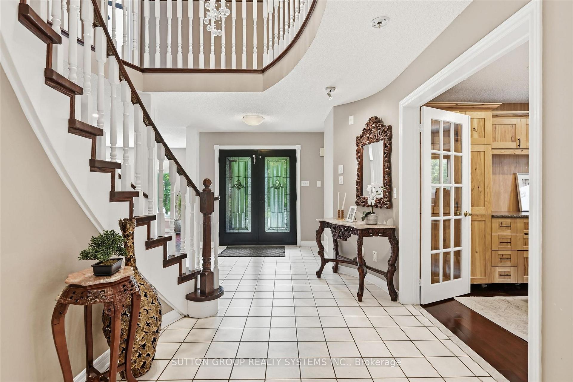 Photo 2 of 7 Arnhem Court, Hamilton, Waterdown — HOMEH