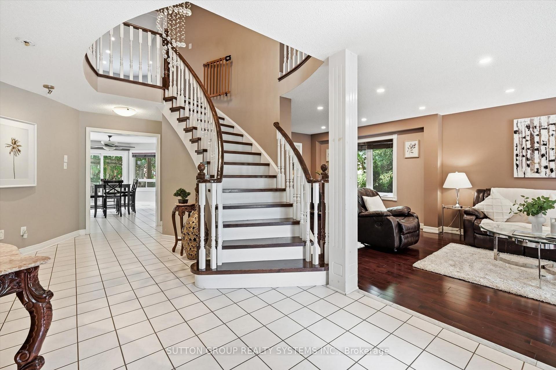 Photo 3 of 7 Arnhem Court, Hamilton, Waterdown — HOMEH