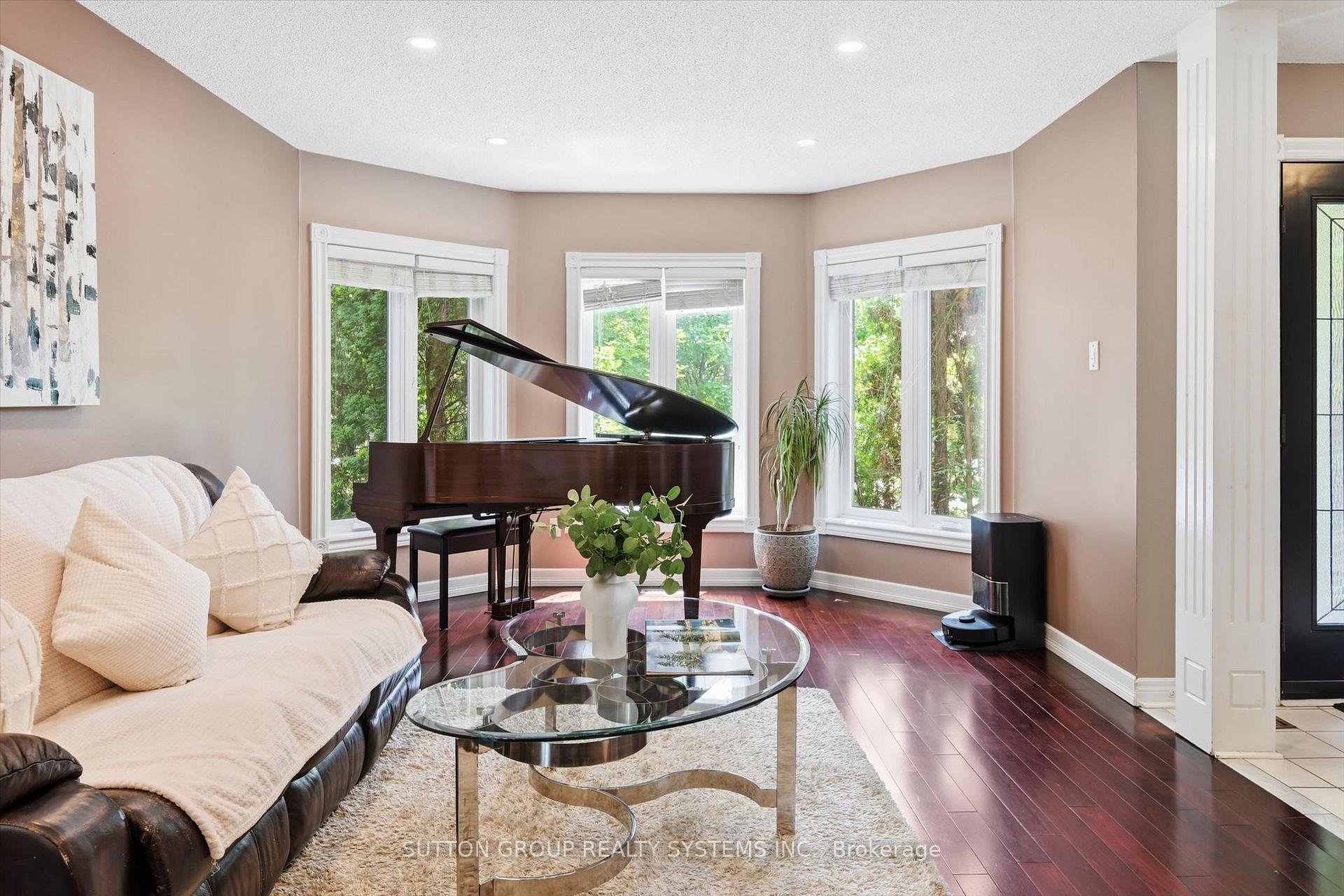 Photo 5 of 7 Arnhem Court, Hamilton, Waterdown — HOMEH