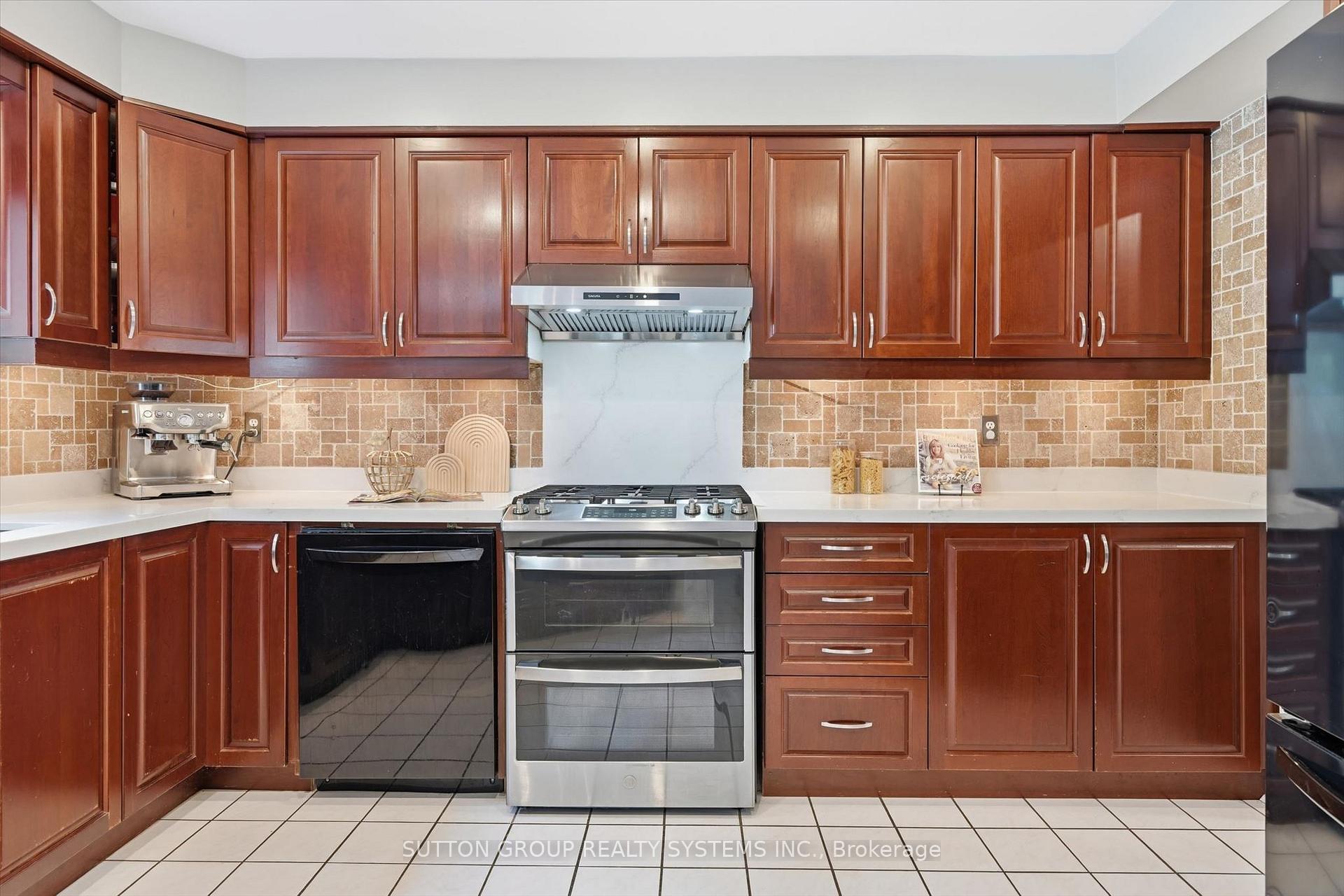 Photo 13 of 7 Arnhem Court, Hamilton, Waterdown — HOMEH