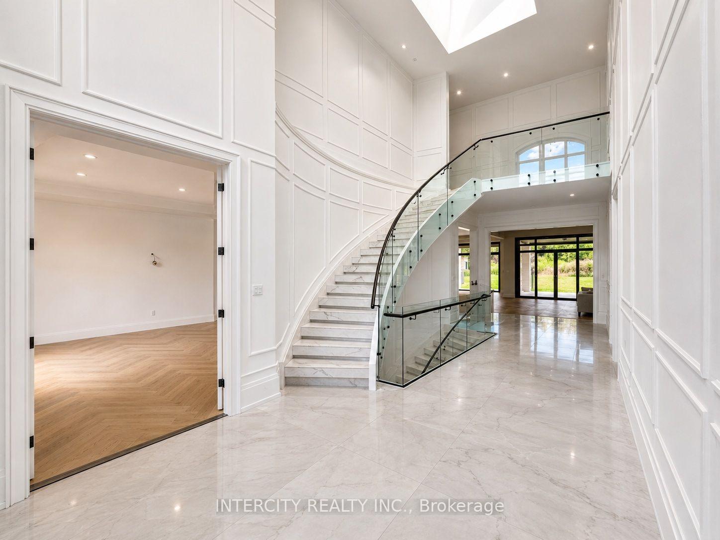 Photo 4 of 16 Creedmore Court, Vaughan, Kleinburg — HOMEH