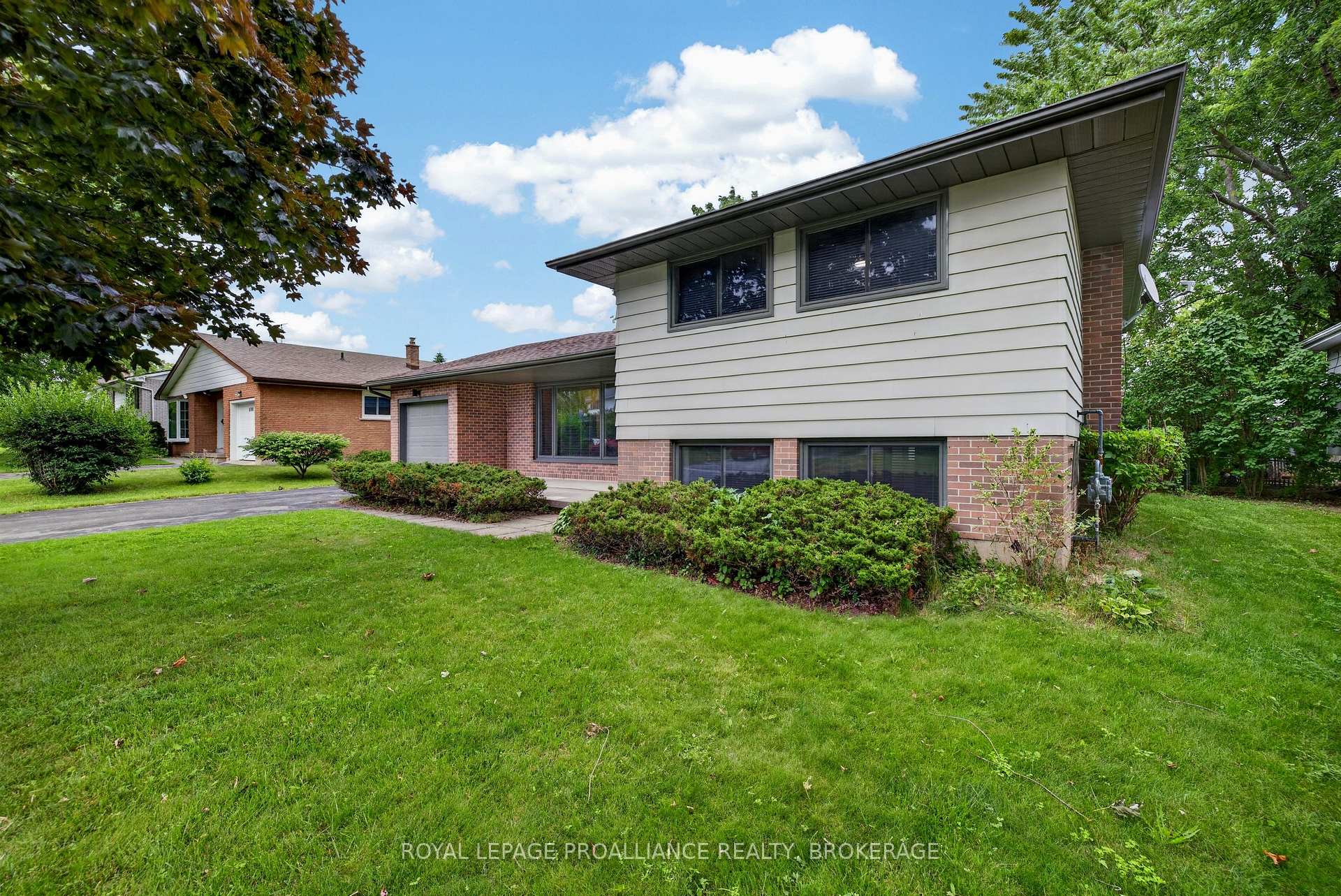 Photo 4 of 682 Carnaby Street, Kingston, South of Taylor-Kidd Blvd — HOMEH