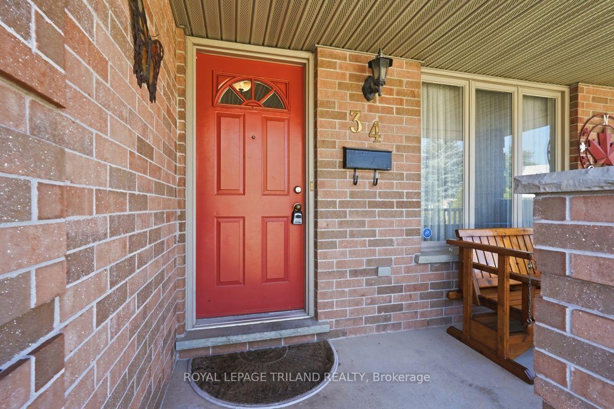 Photo 3 of 34 Gerald Crescent, London, South J — HOMEH