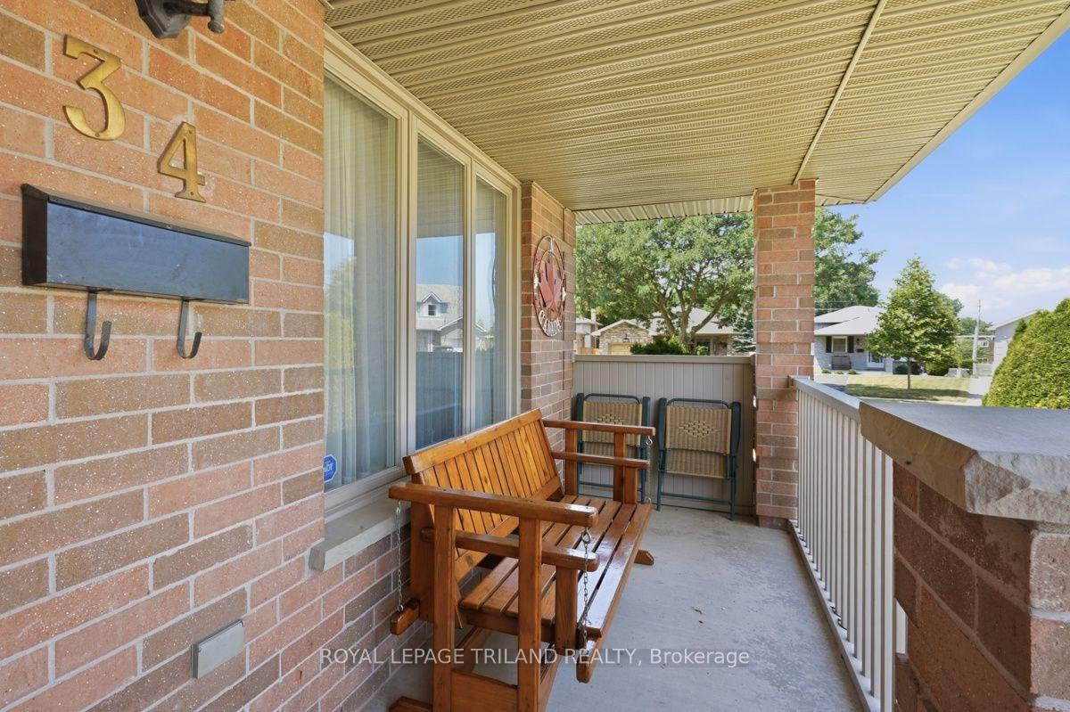 Photo 4 of 34 Gerald Crescent, London, South J — HOMEH