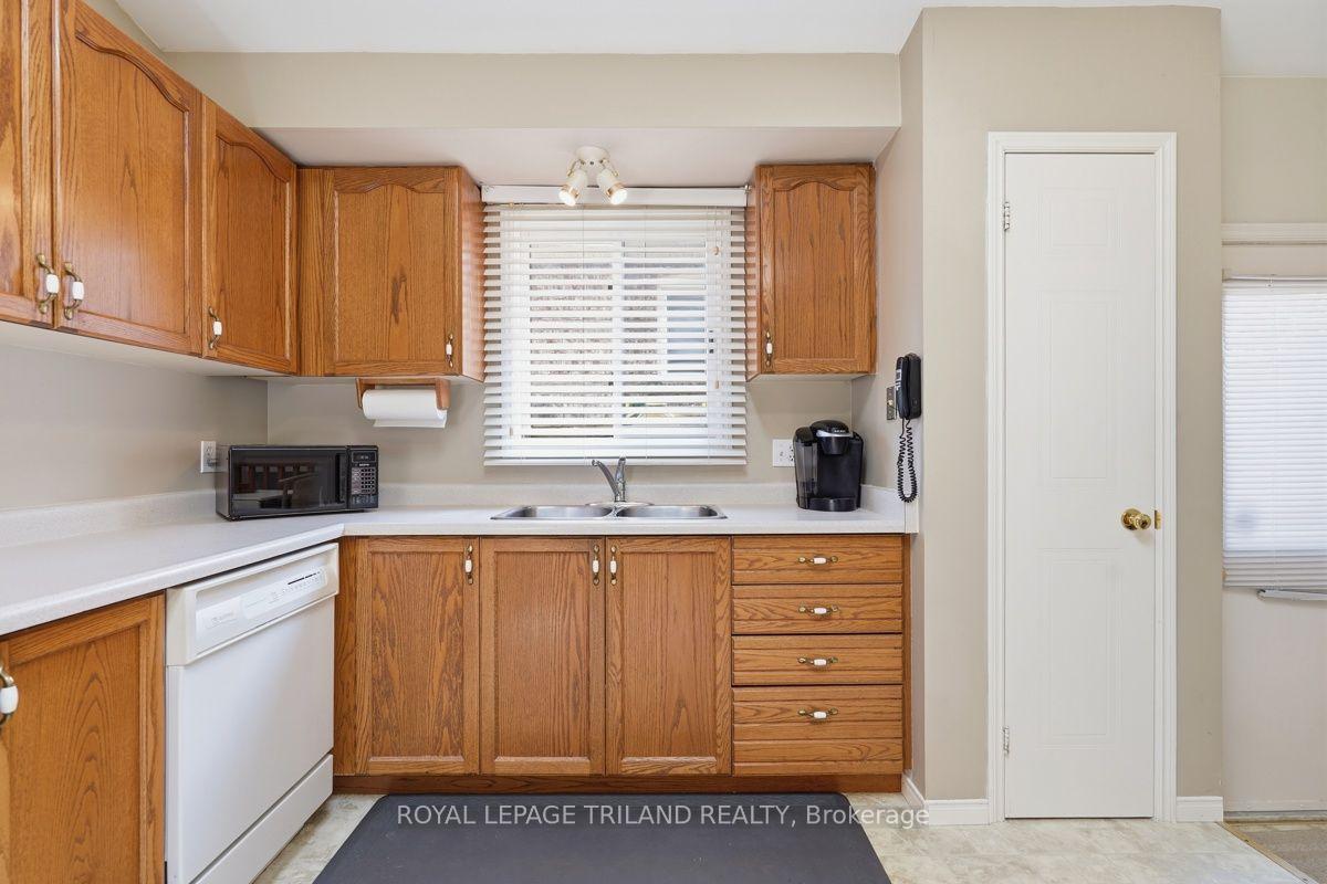 Photo 12 of 34 Gerald Crescent, London, South J — HOMEH