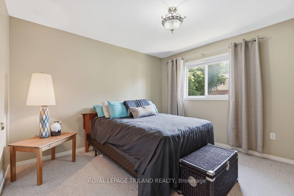 Photo 15 of 34 Gerald Crescent, London, South J — HOMEH
