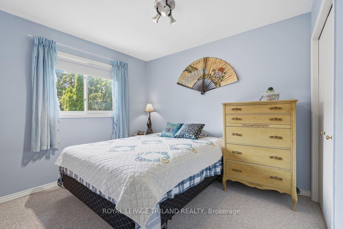 Photo 17 of 34 Gerald Crescent, London, South J — HOMEH